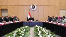 وزير الصناعة يناقش وضع حلول...