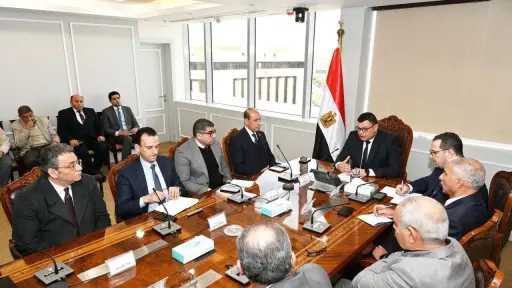 وزير الإسكان يتابع سير العمل...
