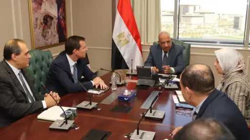 وزير الكهرباء يبحث توطين صناعة...