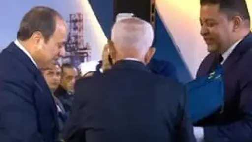 تكريم الرئيس السيسي بدرع اتحاد...