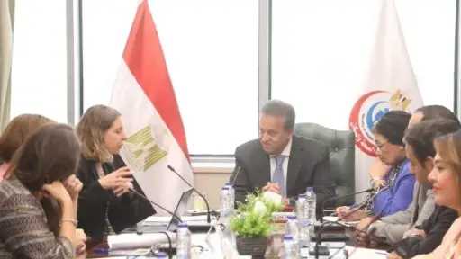 وزير الصحة يبحث مع وفد...