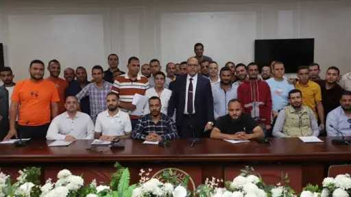 وزير العمل يُسلم عقود المتقدمين...