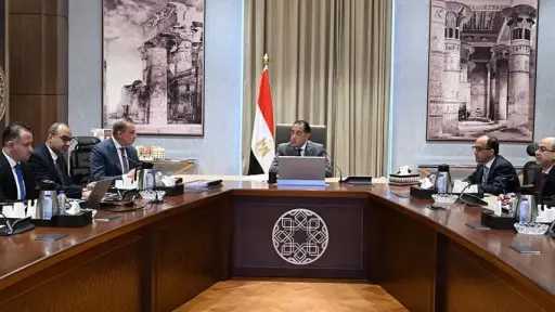 رئيس الوزراء يستعرض الموقف التنفيذي...