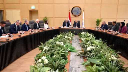 وزير الصناعة يبحث انشاء مشروع...