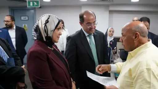 وزير المالية يتفقد مركز كبار...