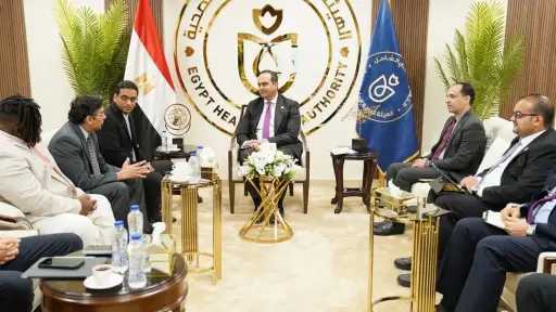 رئيس الرعاية الصحية يبحث مع...