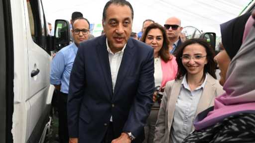 رئيس الوزراء يتفقد القافلة الخدمية...