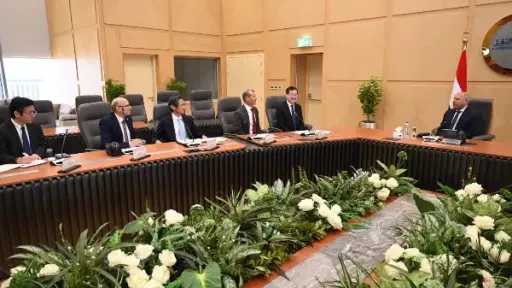 وزير الصناعة والنقل يستعرض مع...