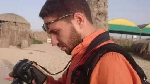 استشهاد صحفي وزوجته وأطفاله الثلاثة...