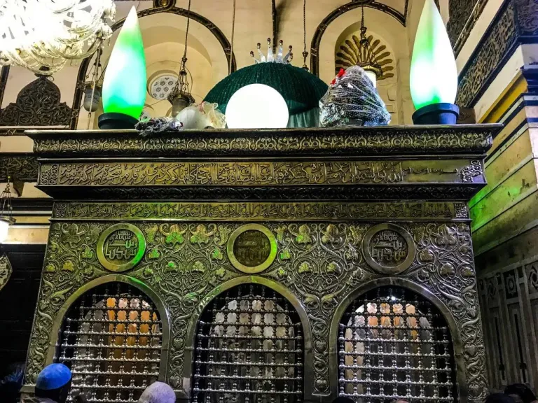 الصلاة في الأضرحة