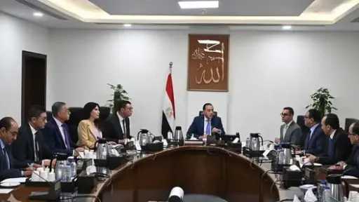 مدبولي يستعرض النسخة النهائية من...