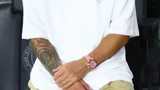 ليونيل ميسي والساعة الباهظة.. رمز...