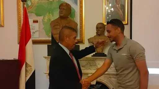 أحمد رضا يهدي السفارة الفنزويلية...