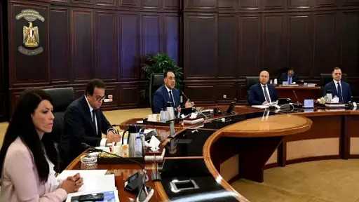 رئيس الوزراء: دعم الصناعة المحلية...