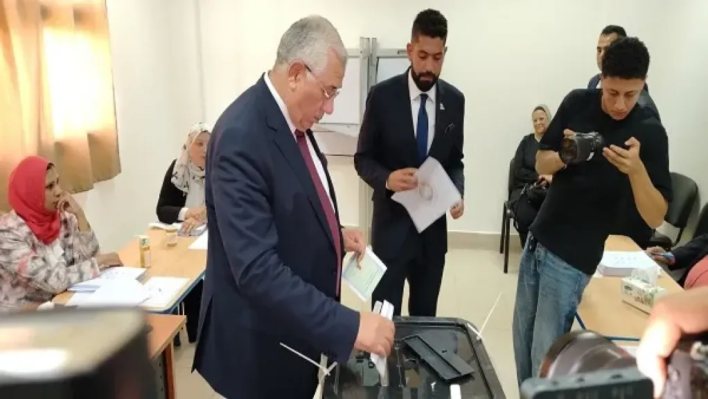 أمين عام حزب الجبهة يدلي بصوته في انتخابات الشيوخ