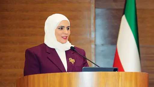 أمير الكويت يقبل استقالة وزيرة...