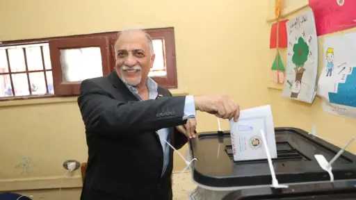 زعيم الأغلبية البرلمانية يدلي بصوته...