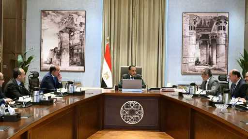 الحكومة تراجع فرص العمل والاستثمارات...