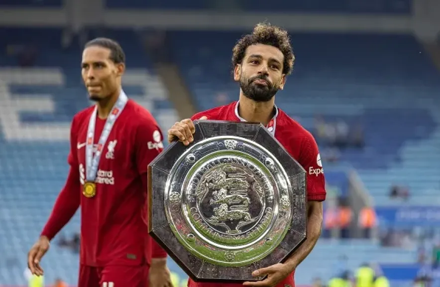 محمد صلاح مع كأس الدرع الخيرية