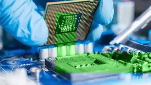 أزمة الرقائق الإلكترونية 2025: تأثيرها...