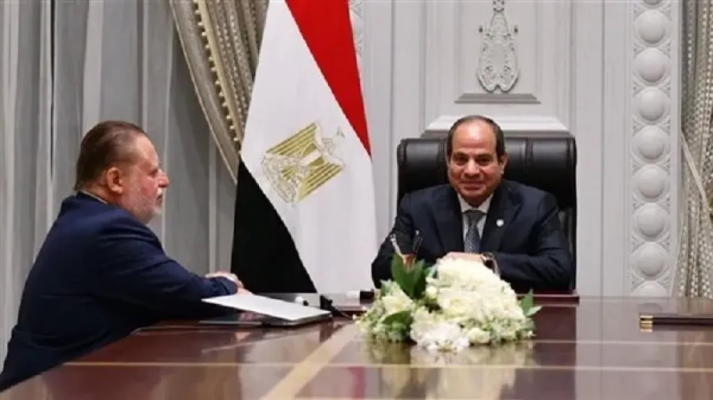 الرئيس السيسي مع حسن عبد الله محافظ البنك المركزي