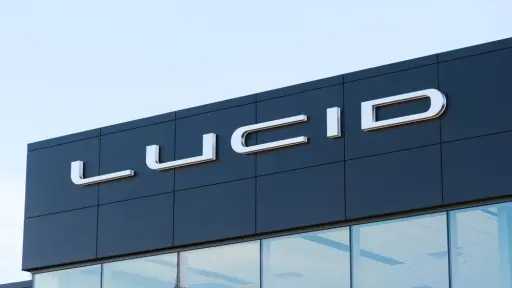 «لوسيد» تتوسع في تجميع السيارات...