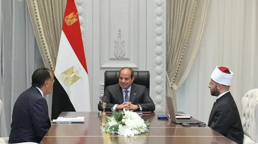 الرئيس السيسي مع وزير الأوقاف أسامة الأزهري