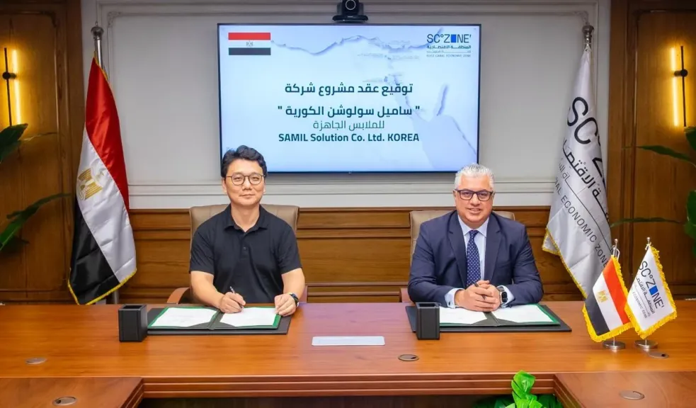 جانب من التوقيع