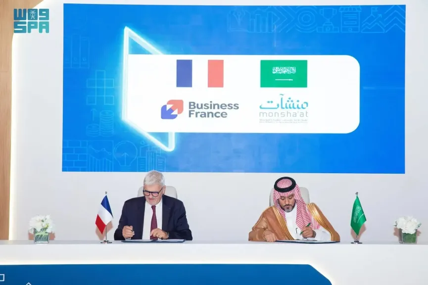 جانب من التوقيع