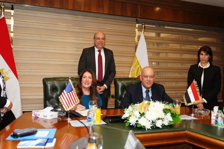 جانب من التوقيع