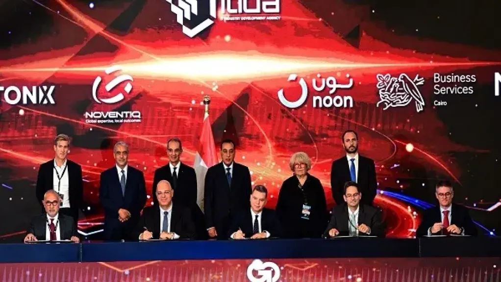 جانب من التوقيع