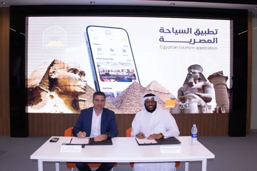 جانب من التوقيع