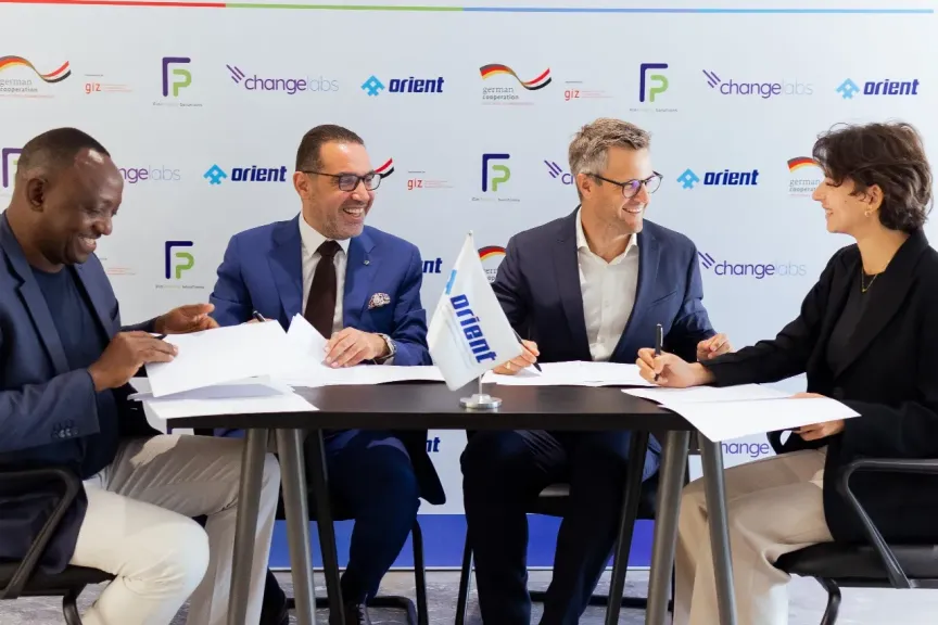 جانب من التوقيع