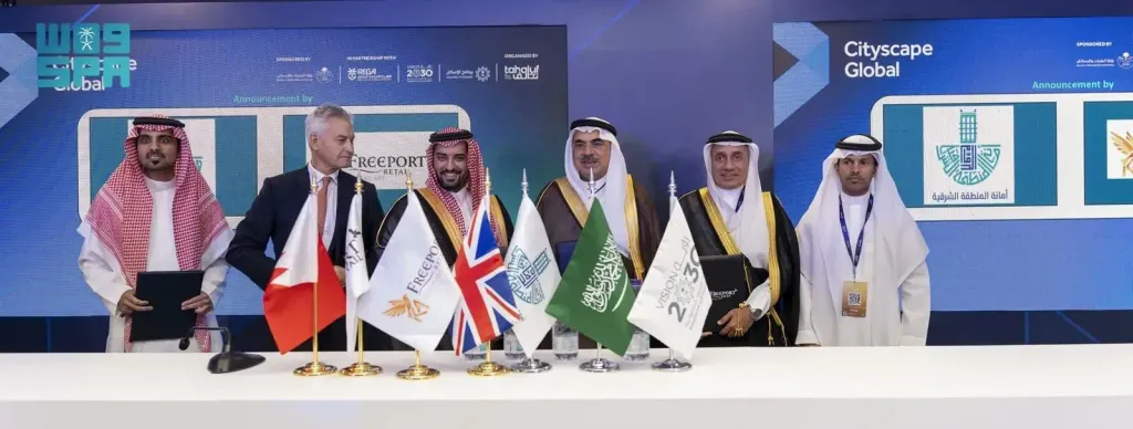 جانب من التوقيع