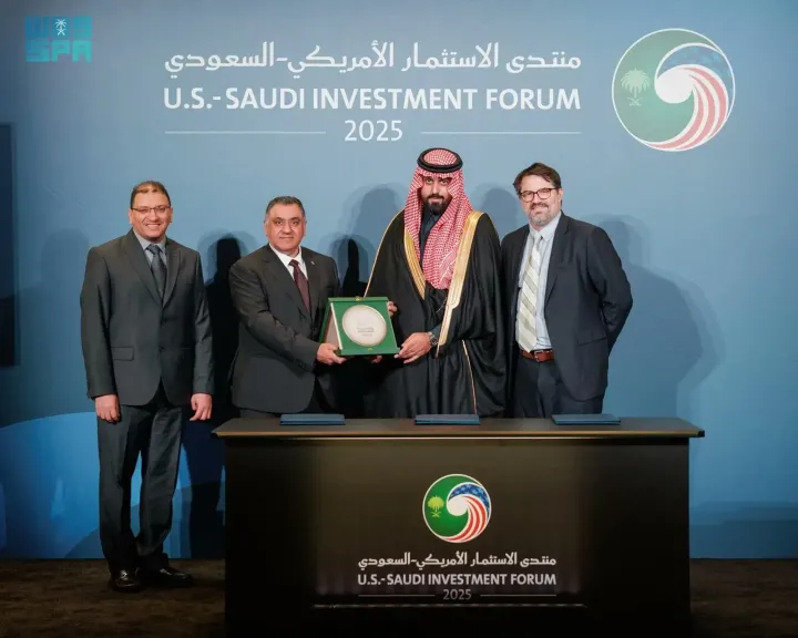 جانب من التوقيع