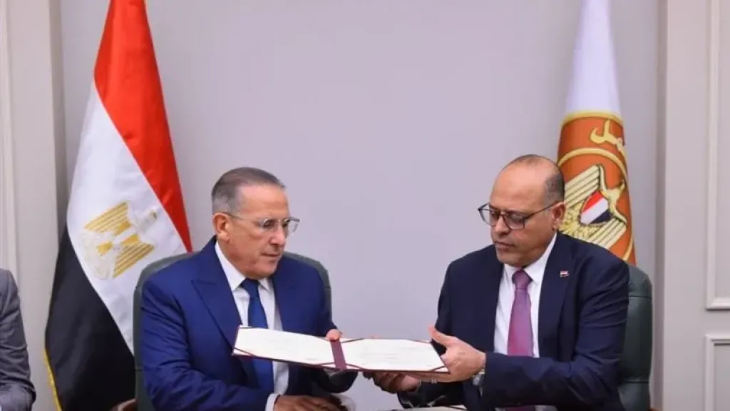 جانب من التوقيع