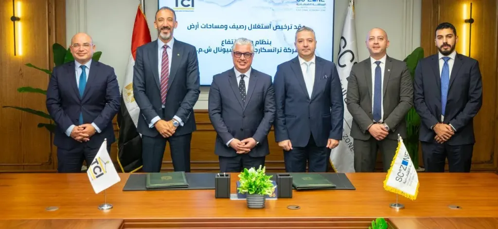 جانب من التوقيع