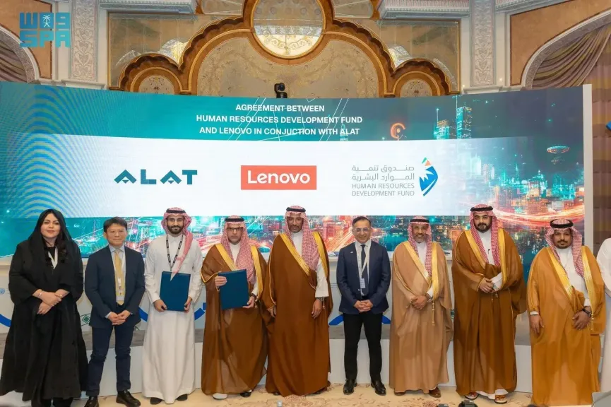 جانب من التوقيع