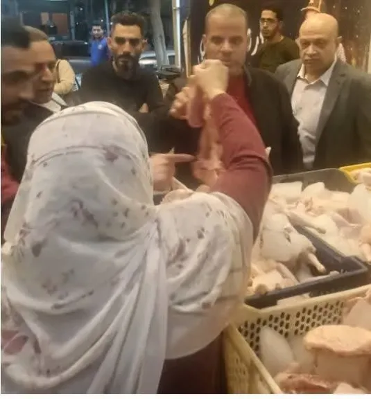 بـ «جنيه واحد للكيلو».. الزراعة تغلق محلا غير مرخص بالجيزة وضبط دواجن فاسدة