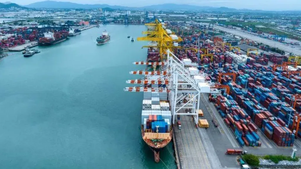 ميناء الملك عبدالعزيز بالدمام