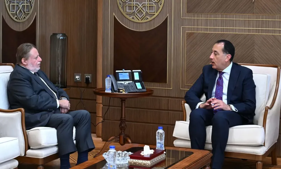 رئيس الوزراء يلتقي محافظ البنك المركزي لمتابعة آليات تعزيز الاستقرار المالي