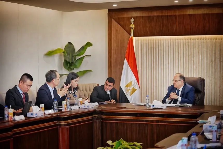 رئيس هيئة الدواء يبحث مع شركات صينية تعزيز الابتكار في المستلزمات الطبية
