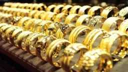 الذهب يسجل إغلاقاً قياسياً بدعم...