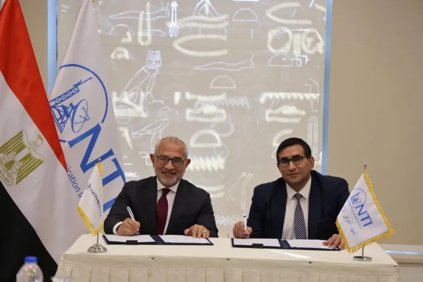 جانب من توقيع الاتفاقية