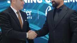 العزايزي والحاج يوقعان عقد تطوير...