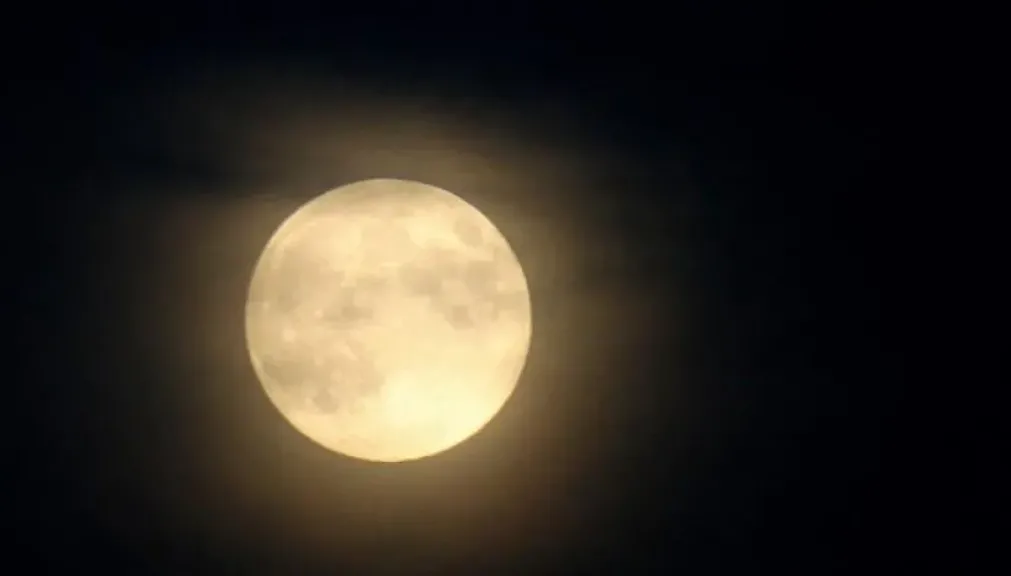 بدر رمضان في مشهد استثنائي.. ما هي قصة ”قمر الدودة” الذي يزين سماء المملكة؟